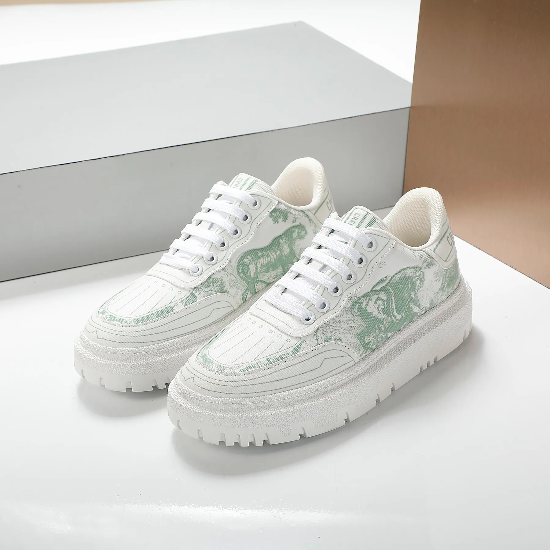 👟👟Ex-factory price 460👟👟 2021ssDior casual white shoes, the same style as the ready-to-wear series 1️⃣Original mold opening 2️⃣Original cowhide➕Breathable mesh lining 3️⃣TPU evacuation outsole 4️⃣Injected latex sheepskin feet 5️⃣Full package at the counter Code number 35-40 (41 can be customized)